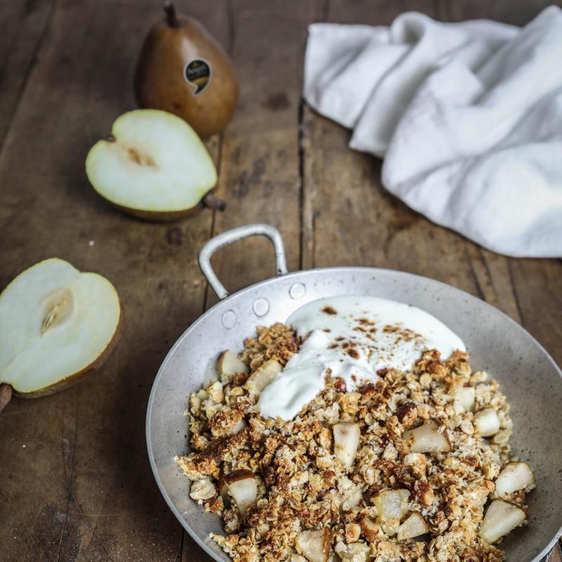 Crumble de granola à la poire